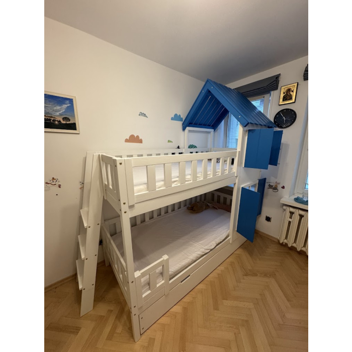 Spielbett mit Leiter und Fensterläden in Deutschland aufgebaut